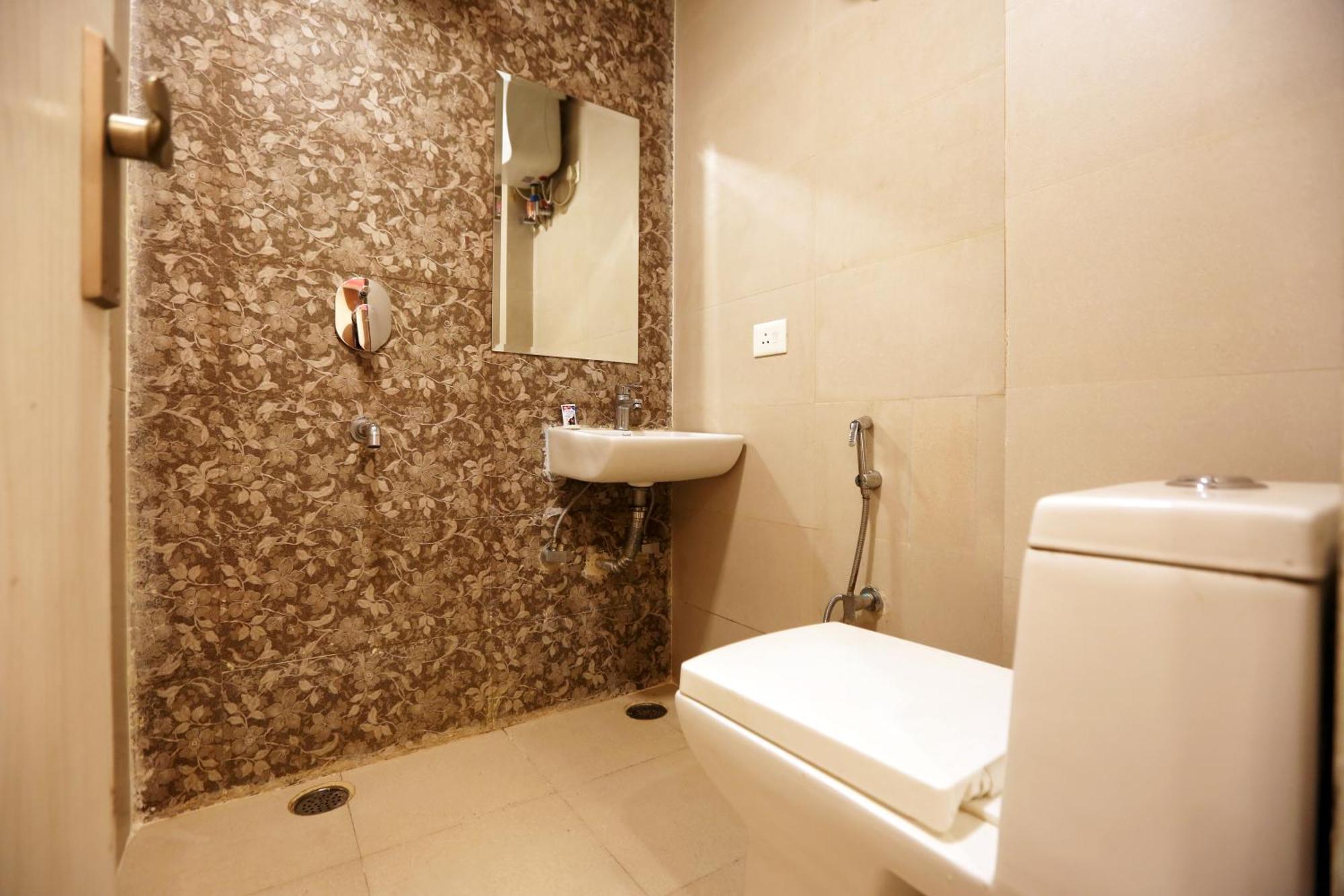 Hotel Sky Wood At Airport Nueva Delhi Exterior foto